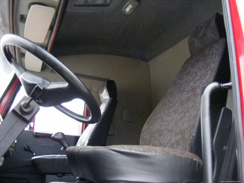 КАМАЗ 6520 со спальником внутри кабины