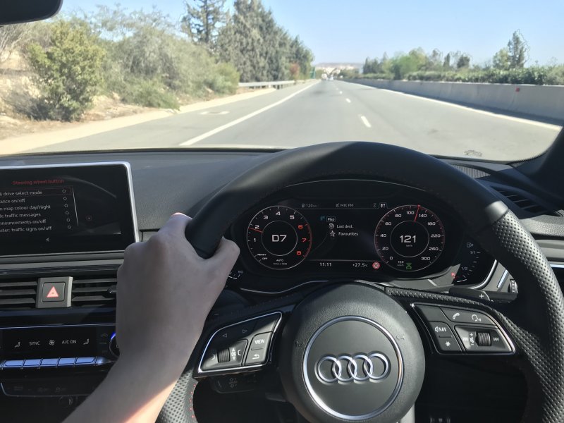 Audi a8 за рулём водитель