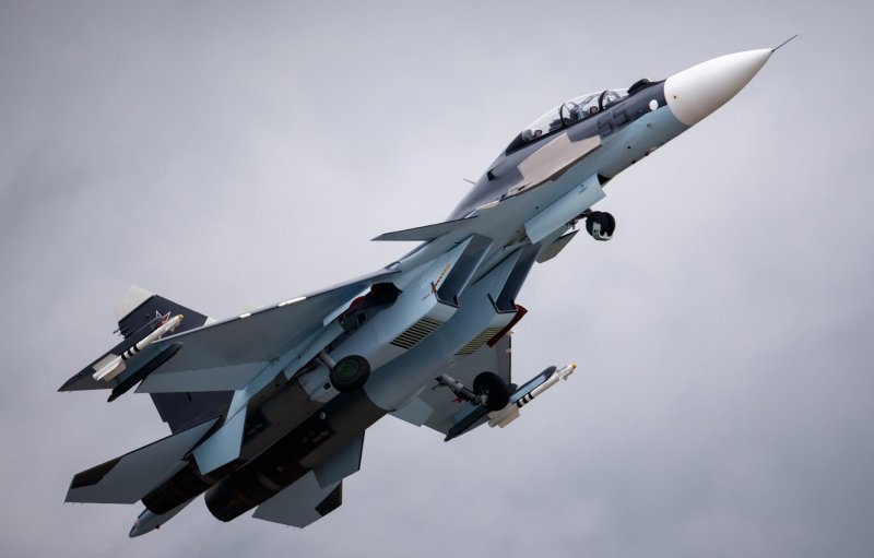Военный самолет Су 30