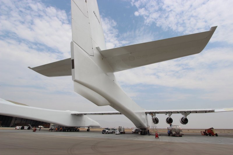 Stratolaunch model 351 АН 225