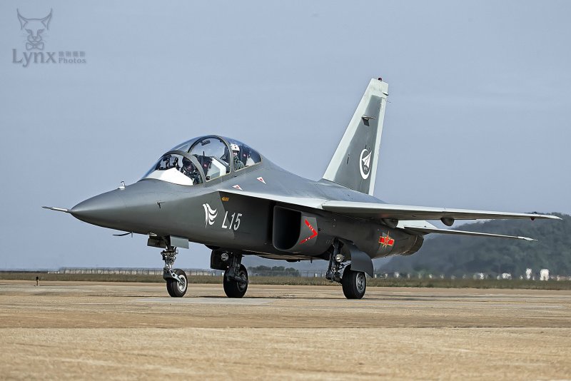 Самолёт Hongdu l-15.