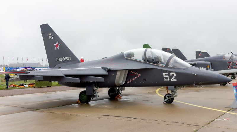 Як-130 vs m-346