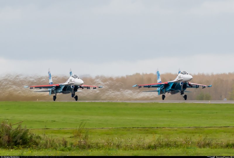 2 Самолета в небе