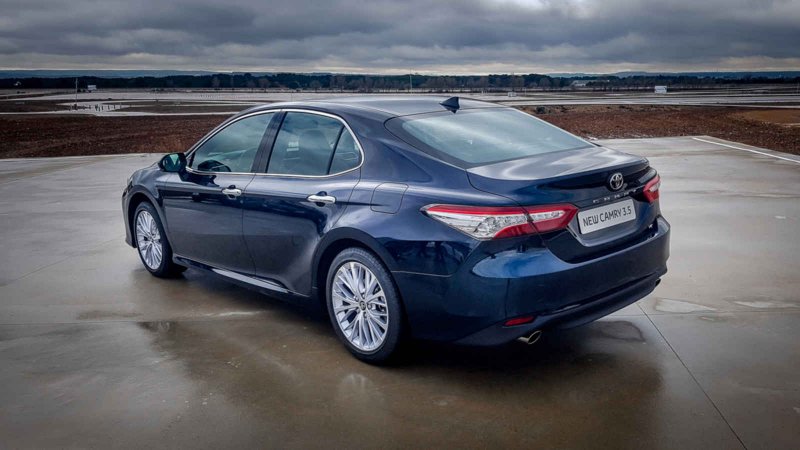 Toyota Camry синяя v70