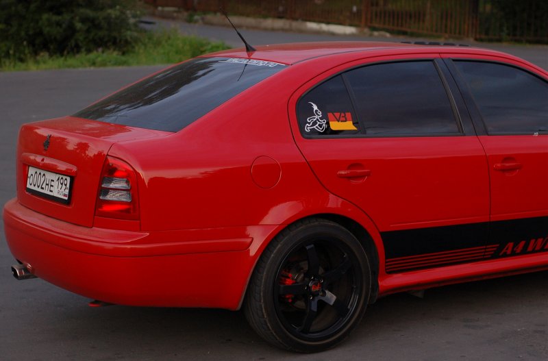 Красная Skoda Octavia a4