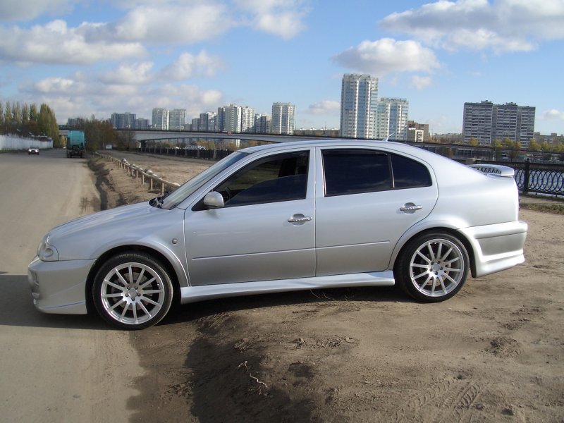 Skoda Octavia серебристая Tour тюнинг