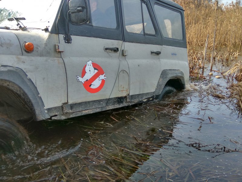 УАЗ едет на бревне