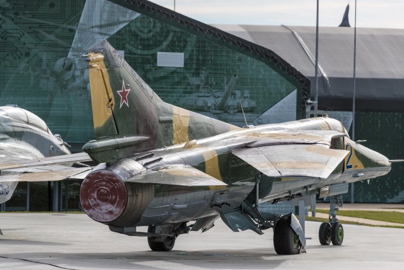 Миг-27 сверхзвуковой самолёт