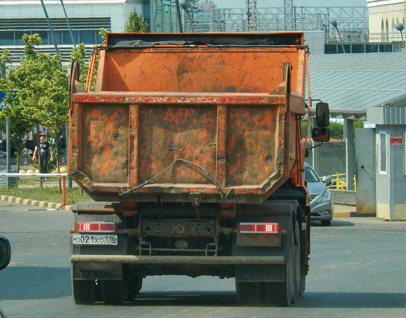 КАМАЗ 6520 вид сзади