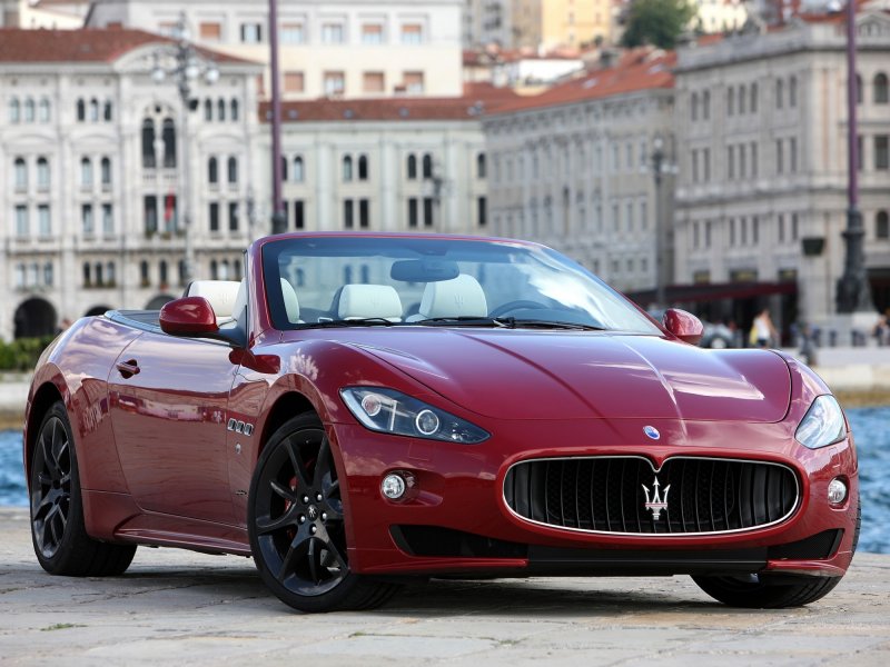 Maserati GRANCABRIO красный