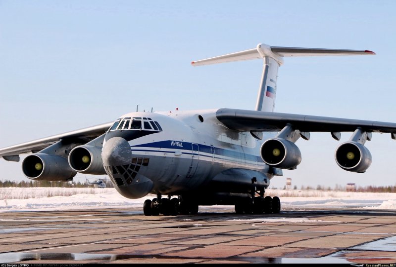 Самолет ил-76мд. Военный для презентации