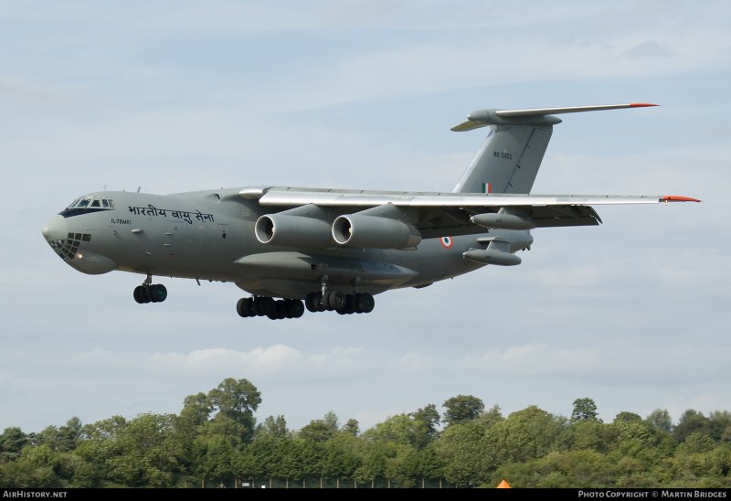 Ил-76 военно-транспортный самолёт серый