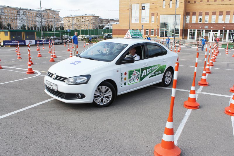 Учебный автомобиль на дороге