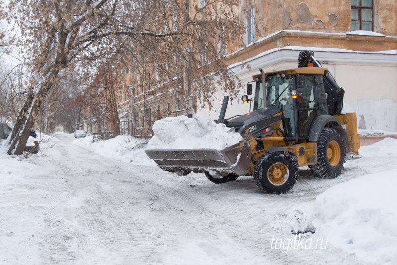Трактор JCB убирает снег