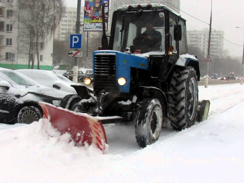 Трактор МТЗ 82 убирает снег