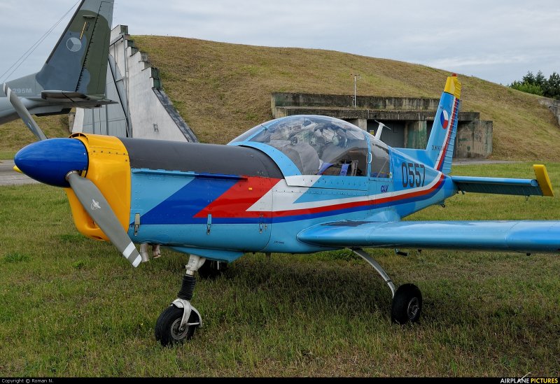 Zlin z-142