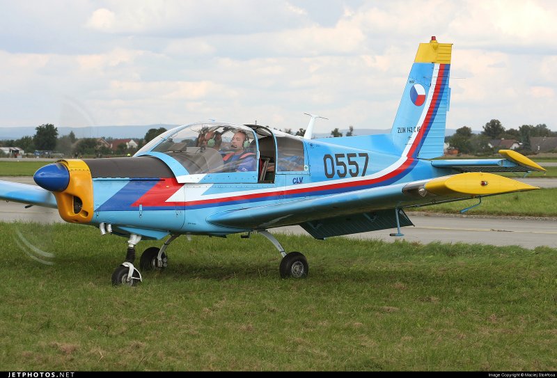 Zlin z-142