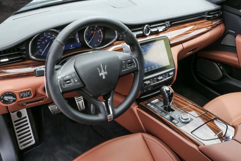 Maserati кроссовер Levante салон