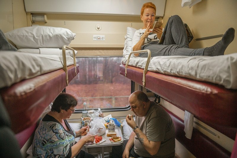 Пассажиры в купе поезда