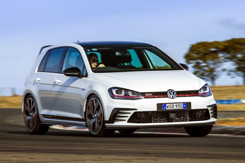 Volkswagen Golf GTI красный
