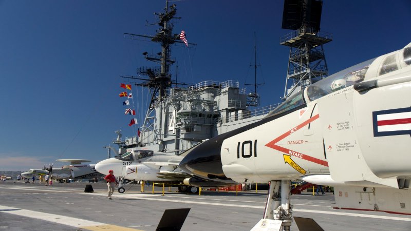Midway авианосец