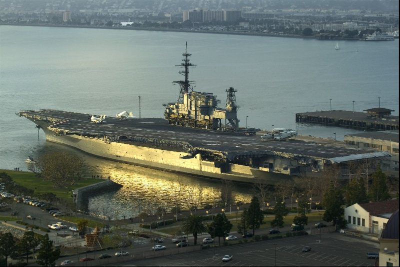 Авианосец Нимиц остров