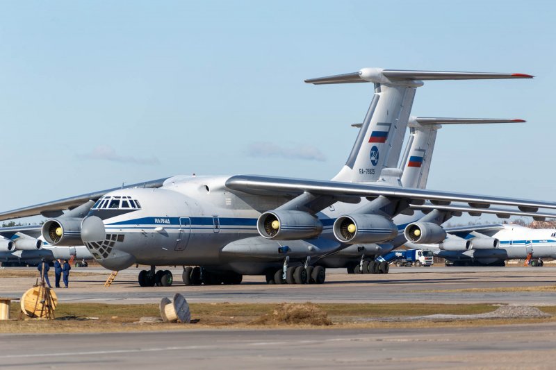Военный самолет ил 76