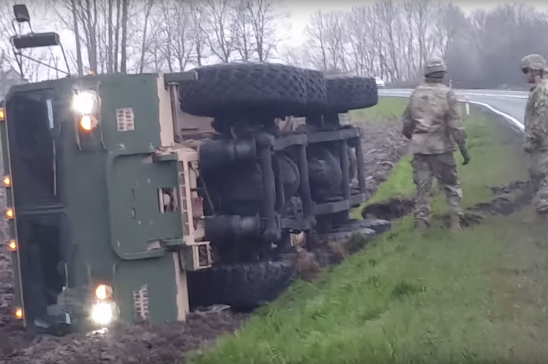 Военная техника вязнет в грязи