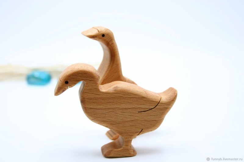 Деревянная фигурка утки