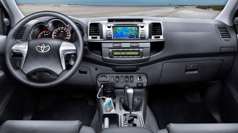 Toyota Hilux 2012 салон