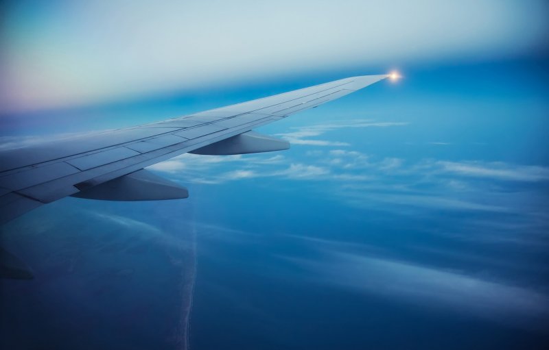 Самолет в небе