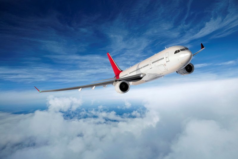 Самолет над облаками