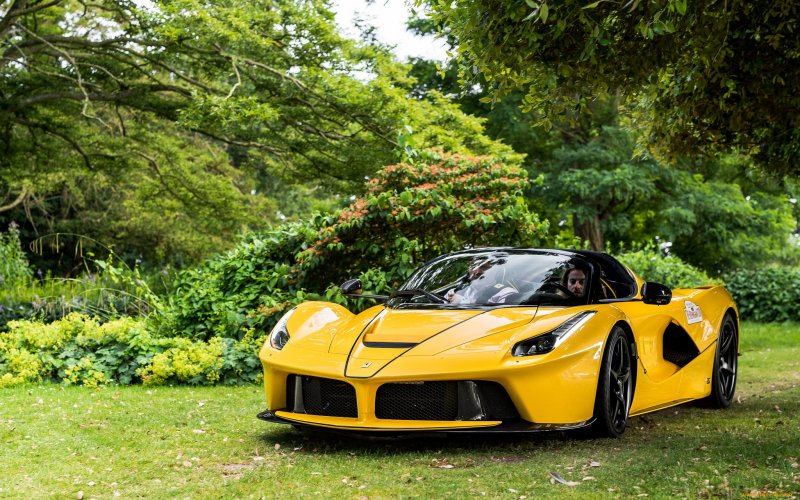 Ferrari aperta желтая
