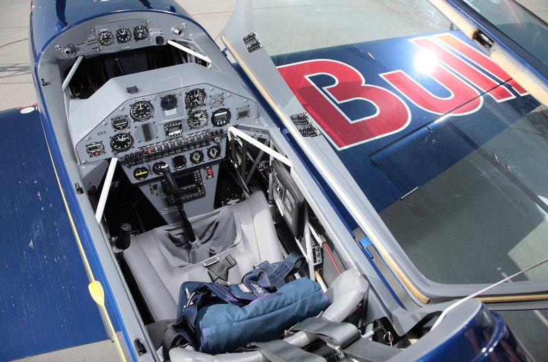 Радиоуправляемый самолет HOBBYSKY Extra 300 PNP