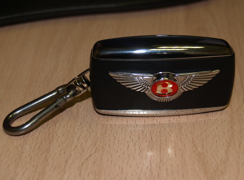 Ключи от Бентли в руке