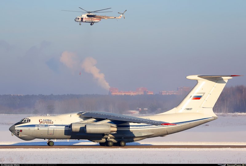 Старый грузовой самолет