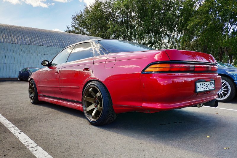 Toyota Mark 2 90 красный