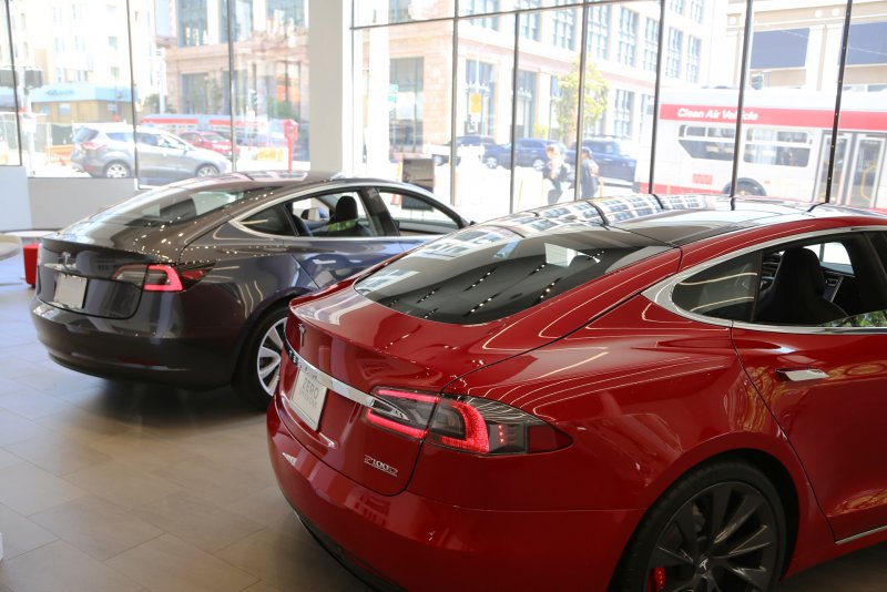 Тесла model s в автосалоне