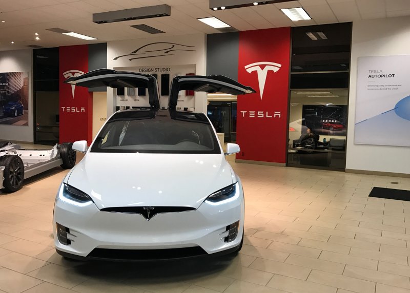 Tesla model x в шоу руме