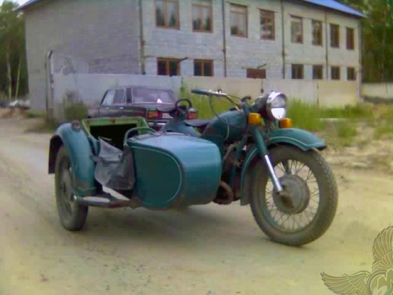 Старый мотоцикл с коляской