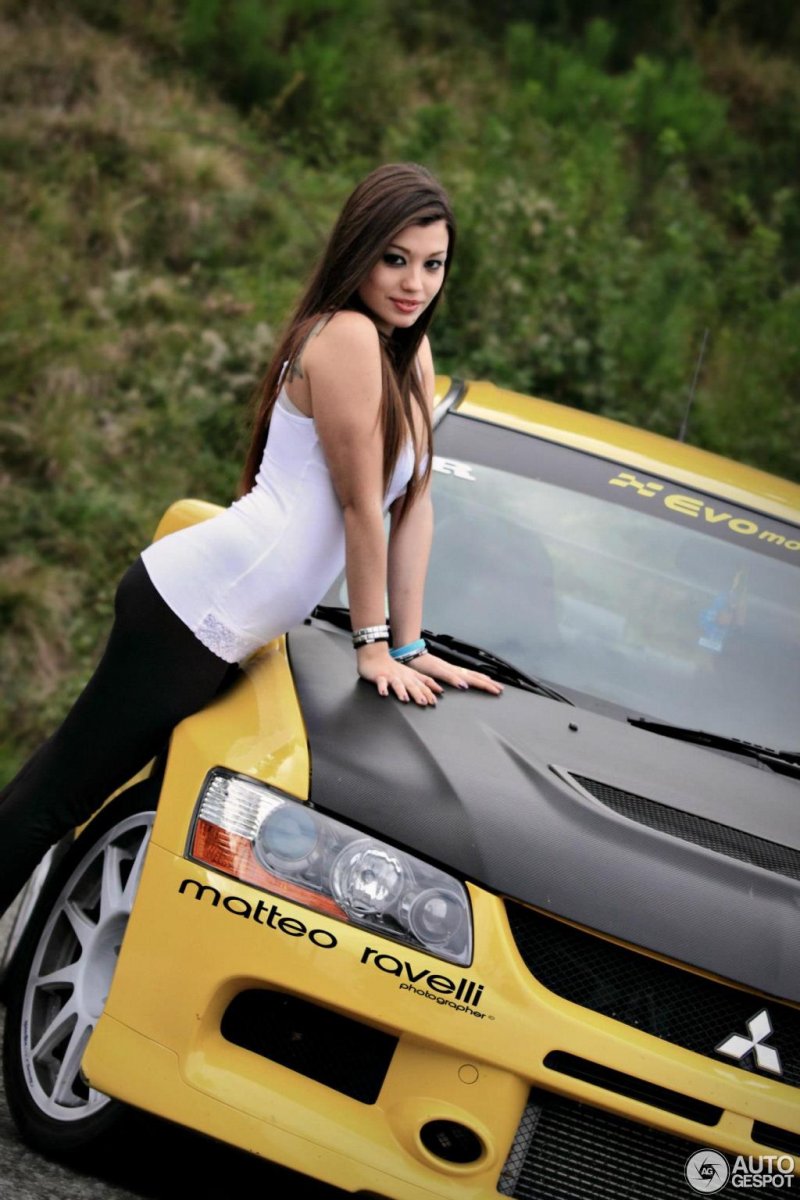 Mitsubishi Lancer EVO 9 девушки