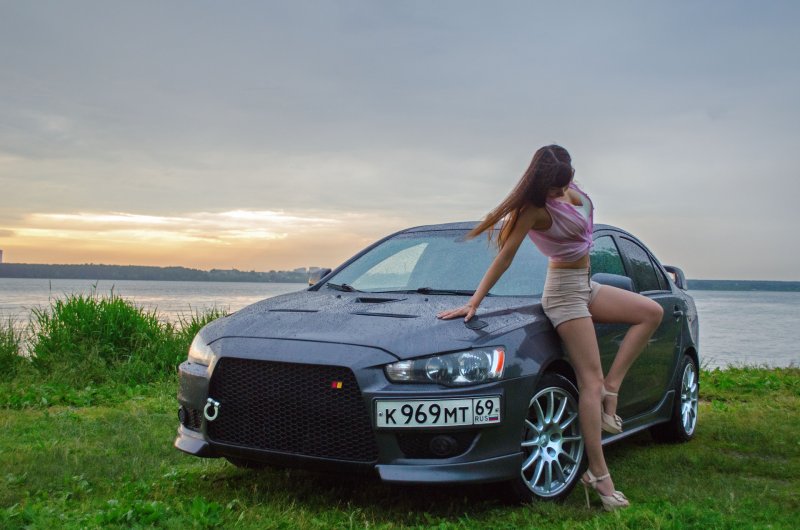 Mitsubishi Lancer 10 и девушки