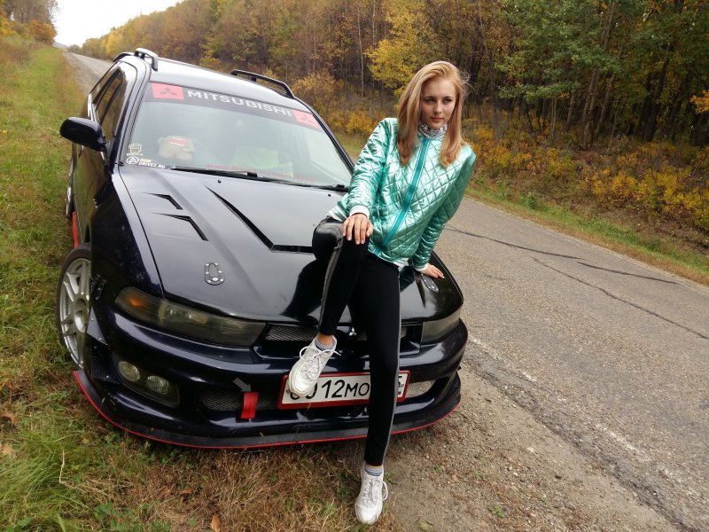 Девушки и Mitsubishi Legnum