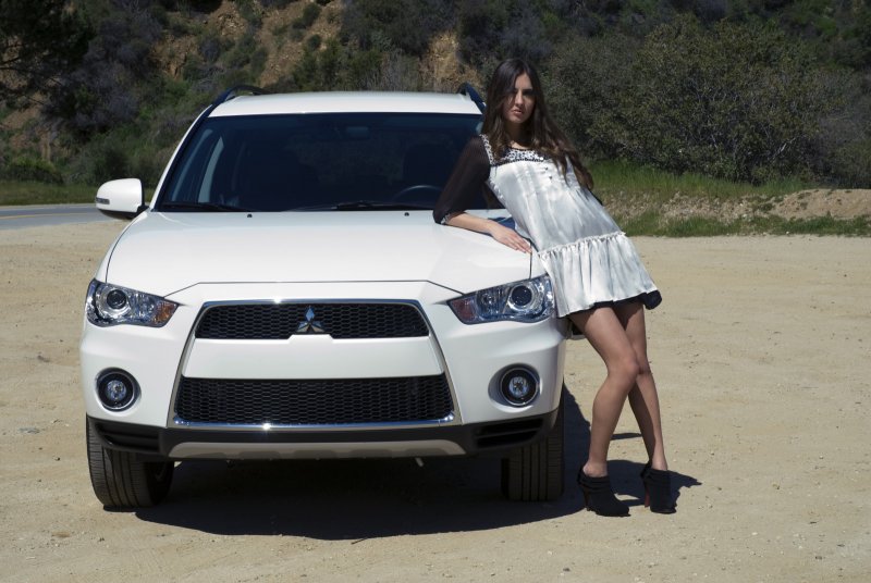 Mitsubishi Outlander 2010 с девушками