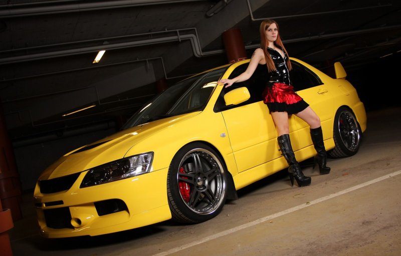 Mitsubishi Lancer EVO 9 девушки
