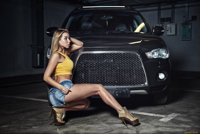 Mitsubishi Outlander 2010 с девушками
