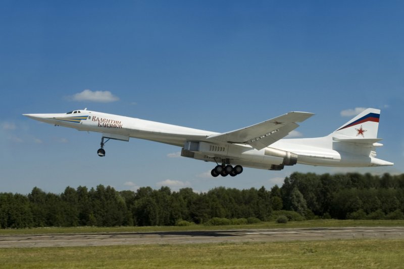 Стратегический бомбардировщик ту-160 белый лебедь
