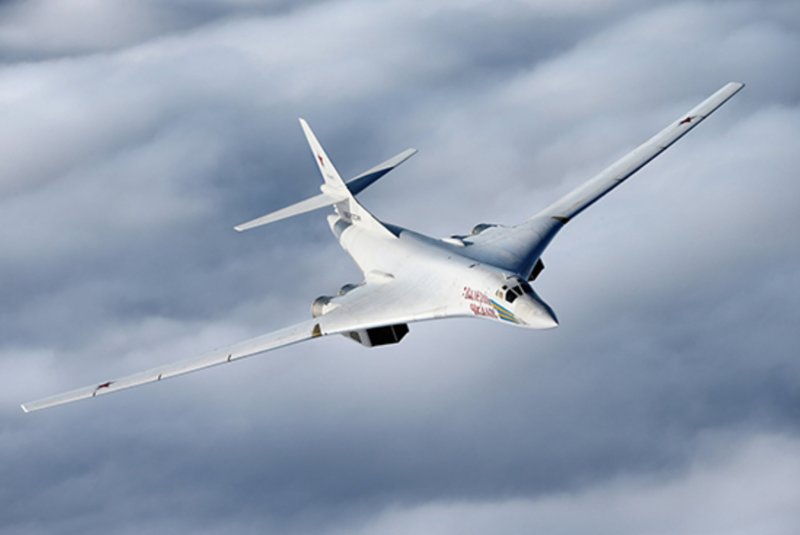 Стратегический бомбардировщик ту-160 белый лебедь