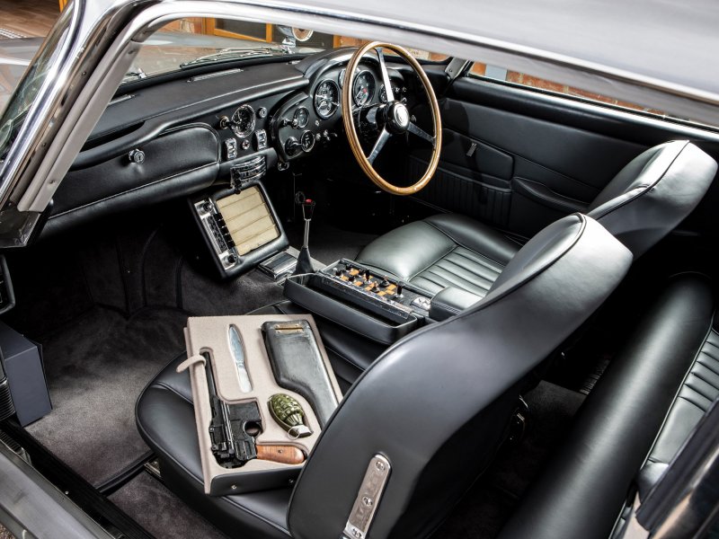Aston Martin db5 Джеймса Бонда