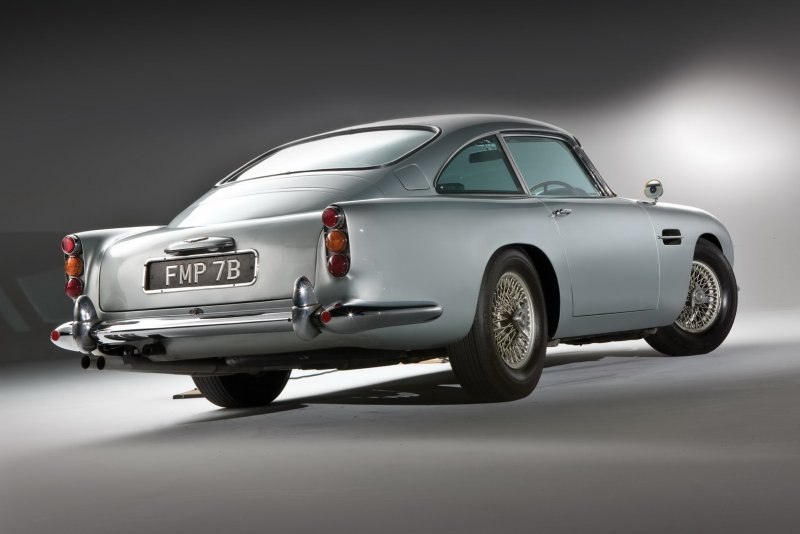 Aston Martin db5 Джеймса Бонда